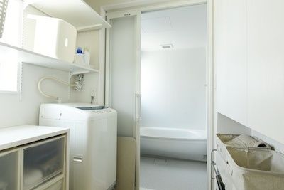 洗面とは別に設けた脱衣室。壁面収納で利便性を高めました。
