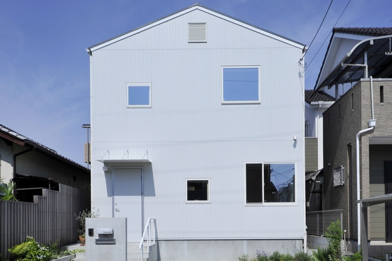 【大阪】朝日をいっぱいに取り込む東向きシンプルテイストな家