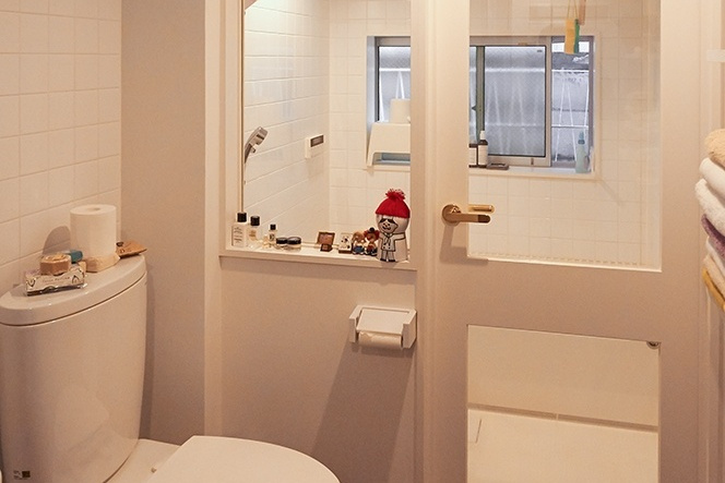 シンプルできれいなガラス張りのバスルーム｜ハーフユニット×こだわりのお風呂×おしゃれな家