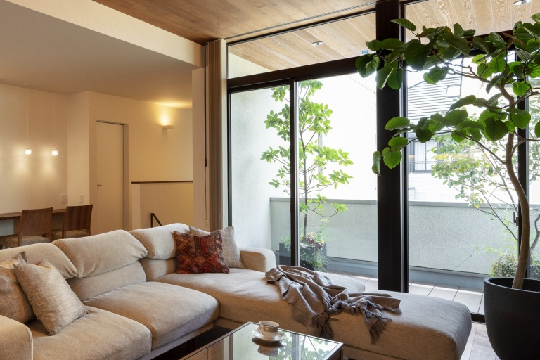 【大阪】借景が美しい中庭のある二世帯住宅