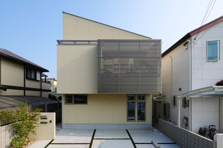 【大阪】勾配天井で高天井とロフトを実現した住宅