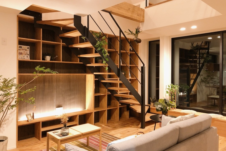 壁一面の本棚とおっきな吹き抜け！大空間リビングと、毎日の暮らしを快適にすごす家