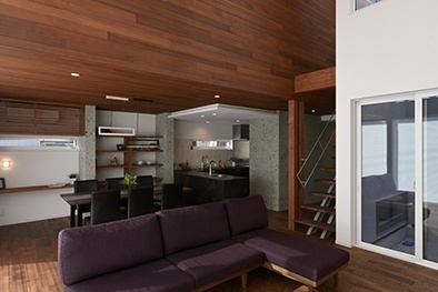 無垢床など自然素材が常に視界に入る内装デザインのLDK。