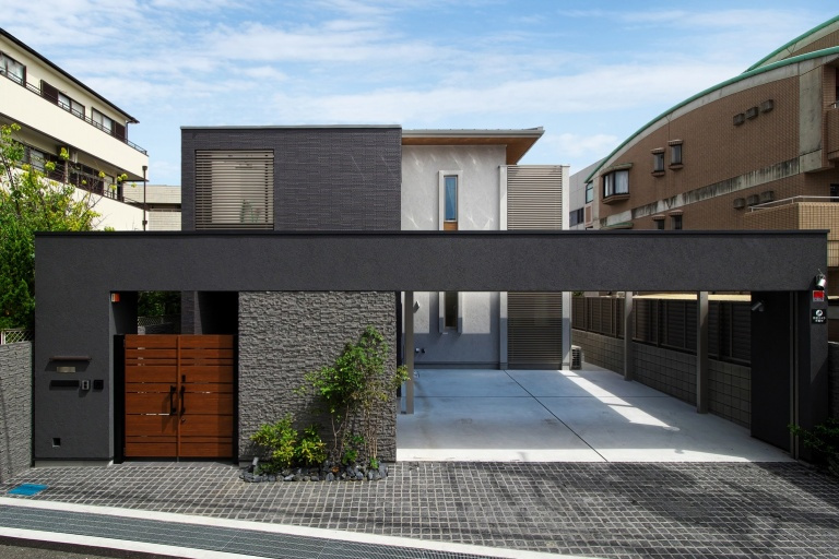 【大阪】水平ラインを強調したコの字型の家