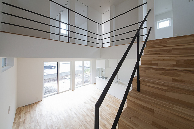 オリジナルのリビング階段は無垢の床材を使用。