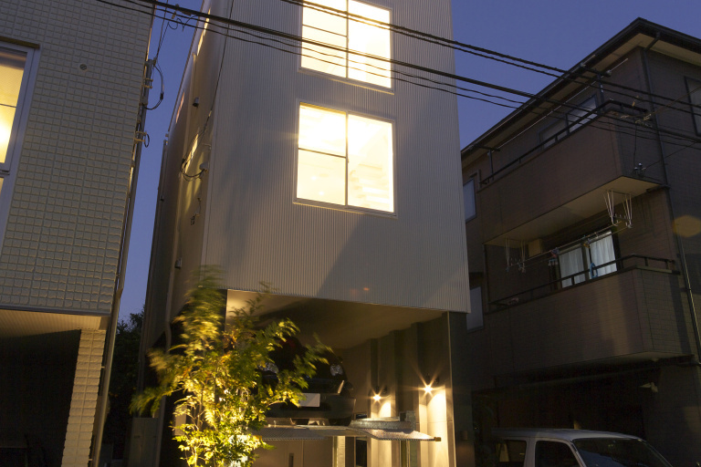 【東京】間口が小さくても立体駐車で要望を実現｜ガレージハウス×３階建て×注文住宅
