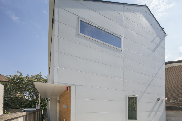 【東京】白い外壁に木がアクセントとなるシンプルな外観