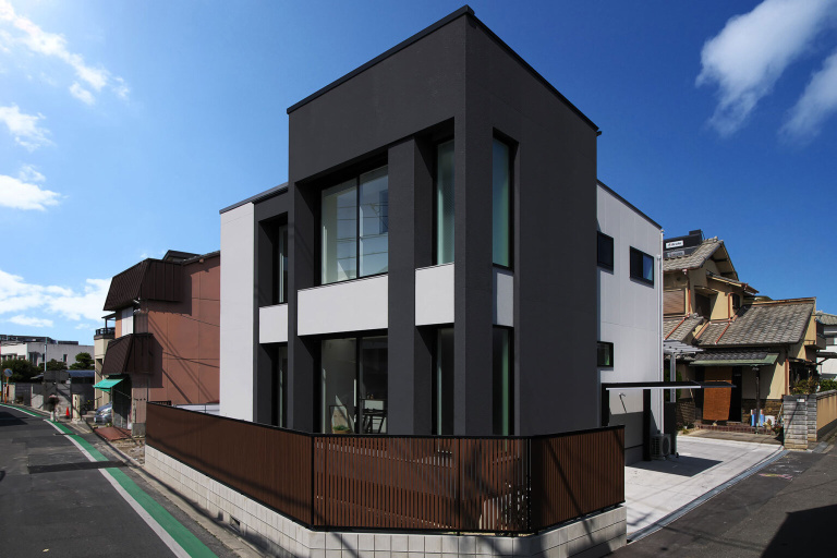 【大阪】細かいところにも個性を持たせた南東角地に建つ2階建てパッシブデザインハウス