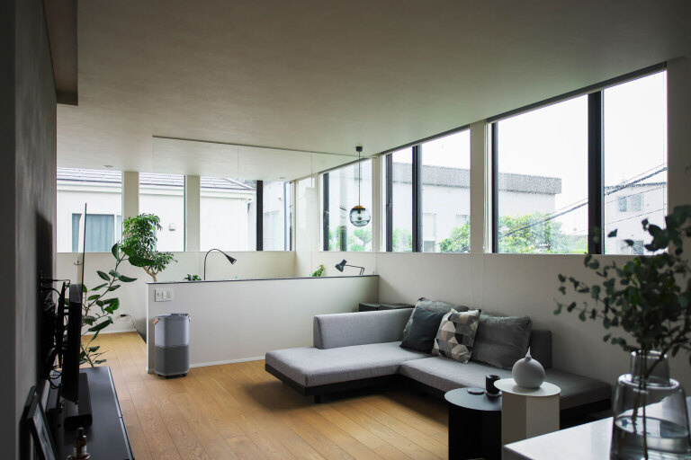 【大阪】モダンなインテリアでまとめたLDKを連窓がグルッと囲う都市型パッシブデザインハウス