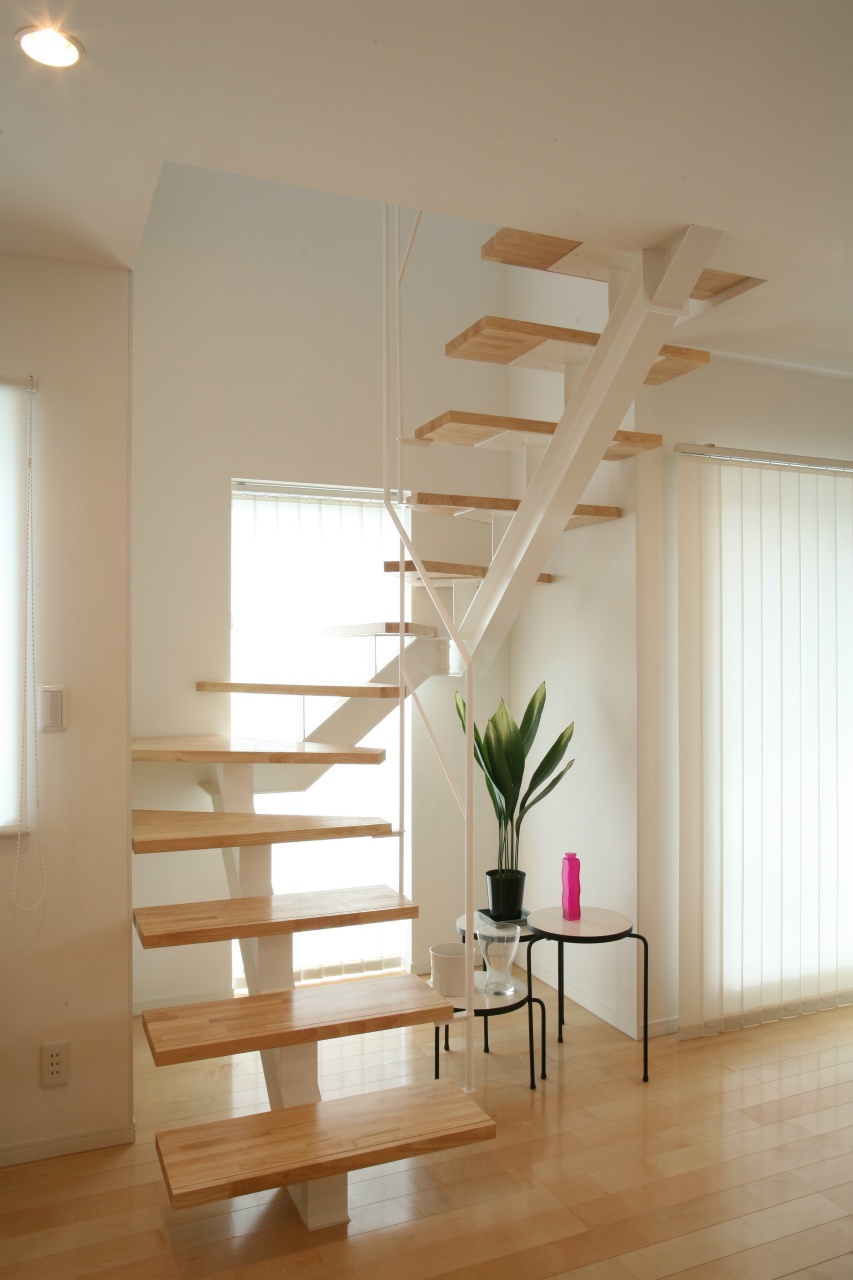風を感じて住まうシンプルモダンの家 階段｜重量木骨の家 選ばれた工務店と建てる木造注文住宅