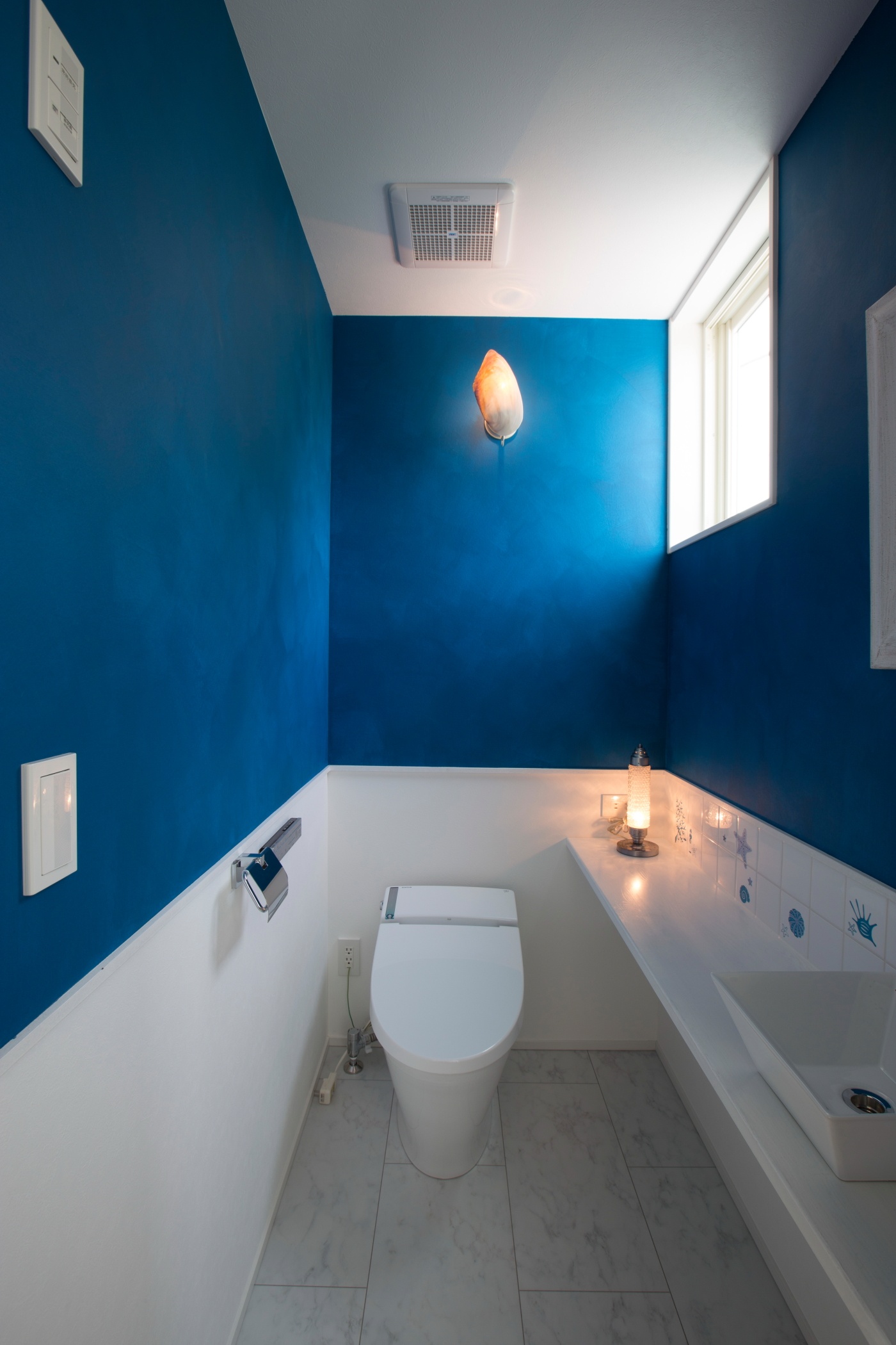 セルプペイントの壁が印象的なトイレ