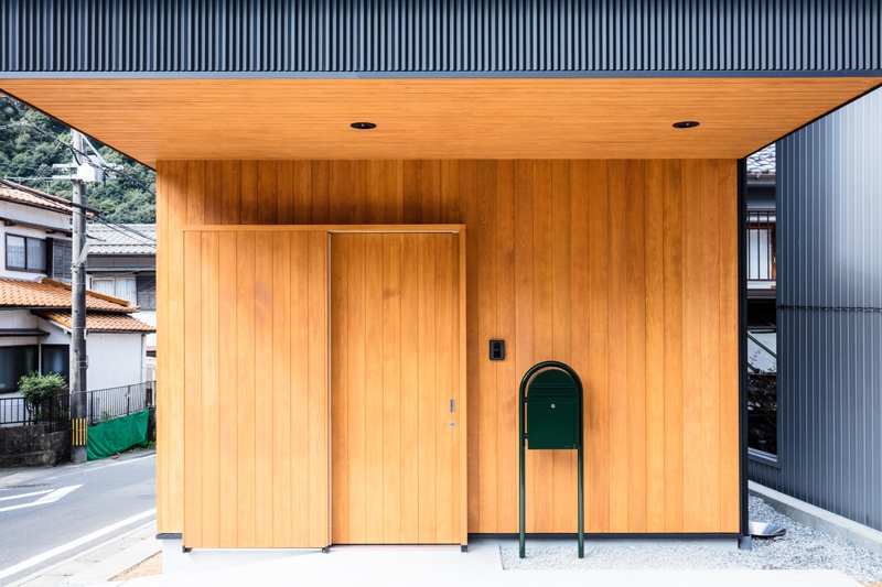 木製の引き戸を採用した玄関