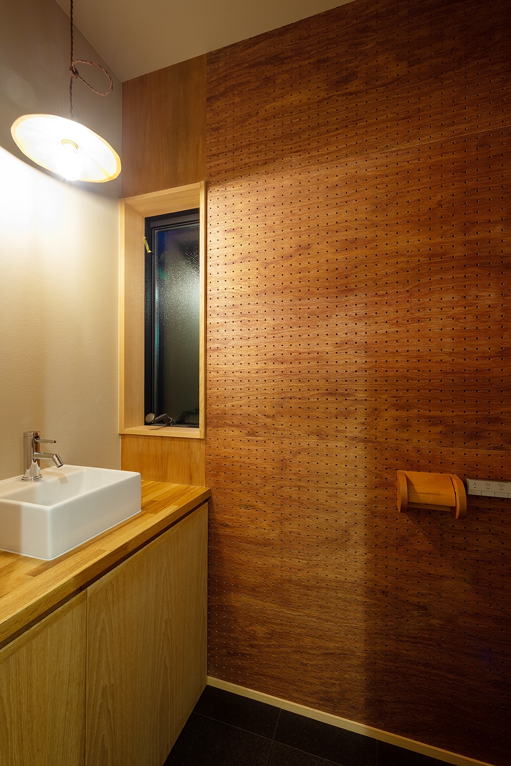 脱着式の有孔板を使用したトイレ