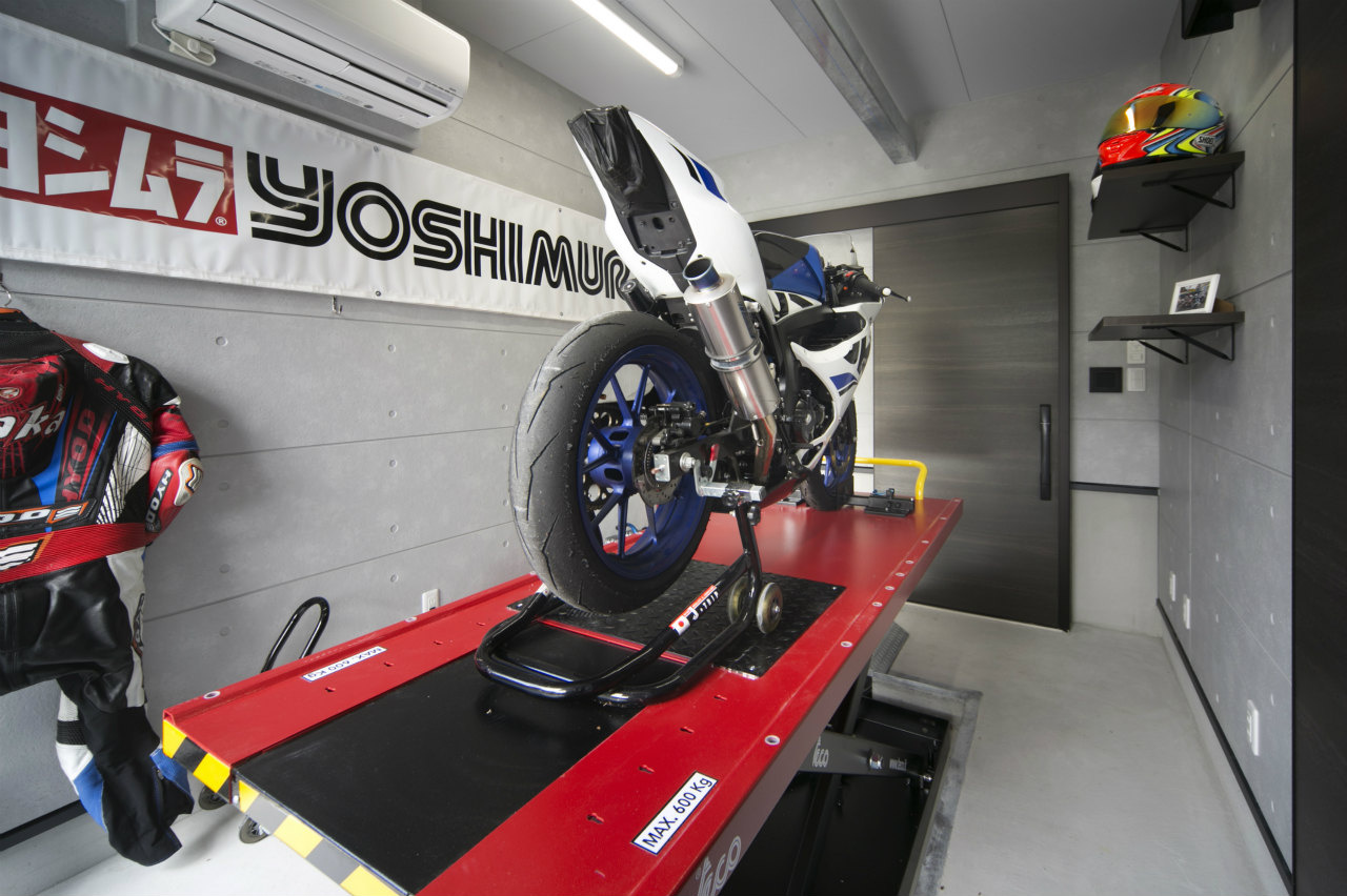 イタリア製バイクリフトを埋め込んだオートバイ専用駐車場
