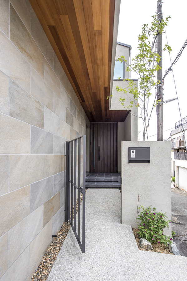 【神戸】木材やタイルなどの素材感をバランスよく配置した玄関アプローチ
