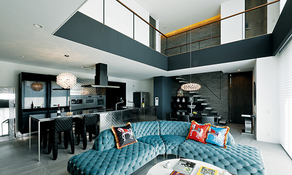 リバーサイドに開いた吹き抜けのリビング