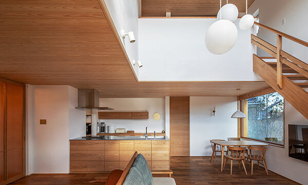 木のぬくもりを感じる「無柱+吹抜け」の開放的なLDK