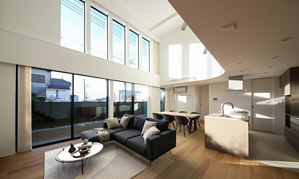 Rを描く吹き抜けリビングのある家／神奈川県横浜市