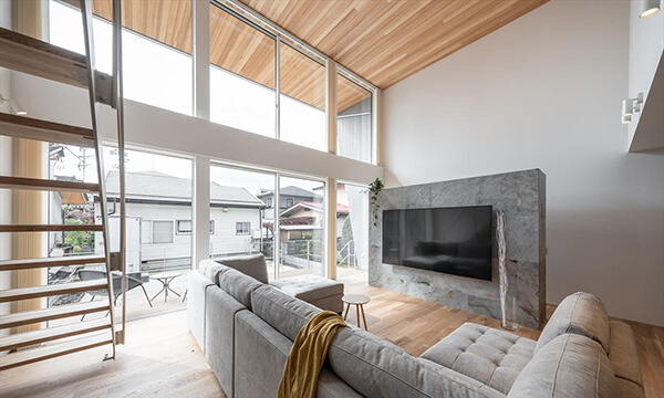 街なかで思い切り開放感を味わう　吹き抜けリビングの家