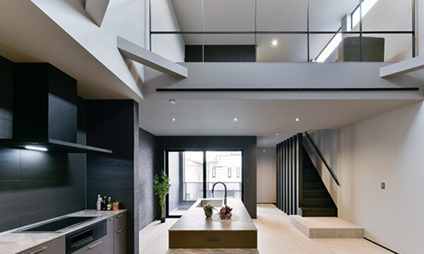 家具のようなアイランドキッチンが佇むすまい