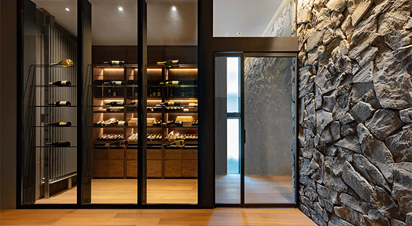 玄関ホールのセラーがゲストを迎える、ワインラバーのための邸宅