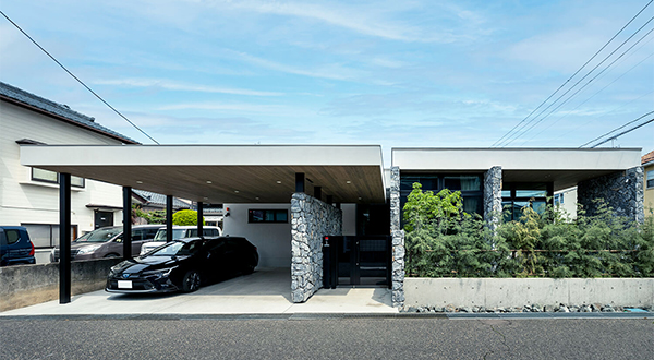 旅の記憶を呼び起こす重厚な石壁をもつ家