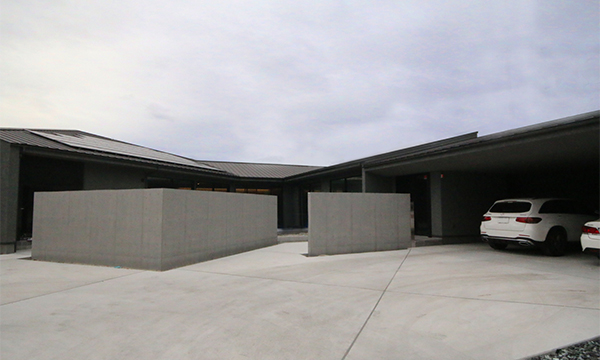 スタイリッシュなモダン邸宅。中庭のあるⅤ字型平屋ビルトインガレージ