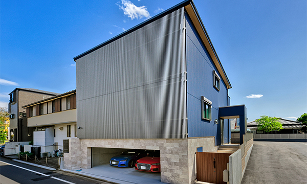 ルーバーの外観が印象的なビルトインガレージのある住まい【東京都練馬区】