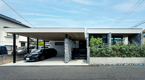 旅の記憶を呼び起こす重厚な石壁をもつ家