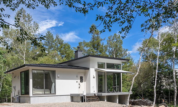 森に佇む平屋の別荘・八ヶ岳ワインサロン（南牧村）