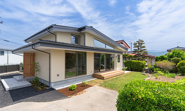 ワンフロアで悠々暮らす　高天井の平屋の住まい