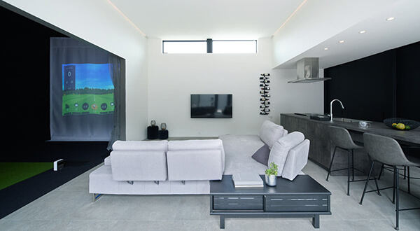 室内ゴルフを満喫！ 光と風が通り抜けるコートハウス