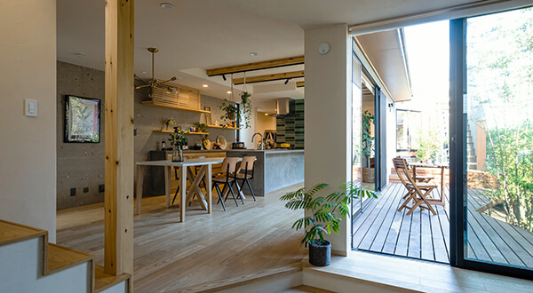 中庭を介して親子が緩やかにつながる