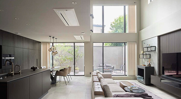 中庭が光とプライバシーをもたらす都市の住まい