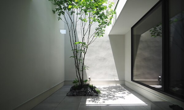 外に閉じて内に開く家　　中庭のある家