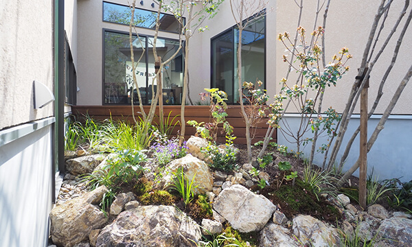 中庭でつながる多角形の平屋