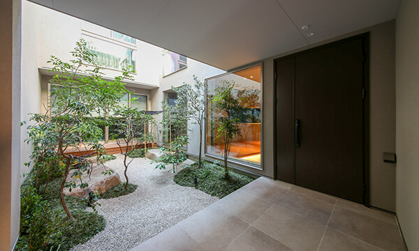 多彩な素材が彩る上質な和モダンの邸宅