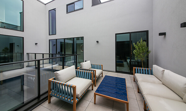 内に開く静謐の家