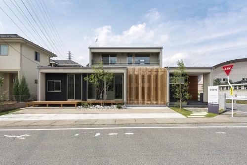 庇のあるモダンな印象を持つ平屋風の二階建て住宅