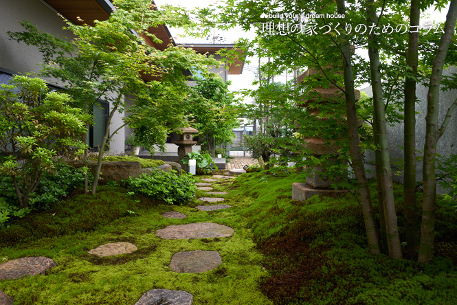 緑と苔が美しい飛び石のある日本庭園