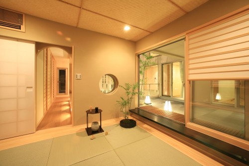 市松模様に敷かれた琉球畳がスタイリッシュな和室