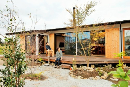 平屋の庭のウッドデッキ