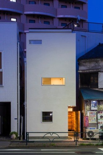 シンプルな外観の変形狭小の2階建の住宅