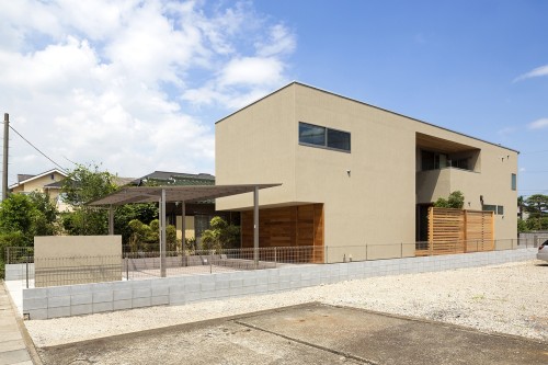 シンプルな箱型の二世帯住宅