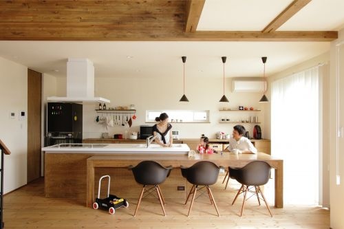 フローリングの床の木製のアイランドキッチン