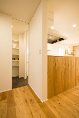 フローリングの床と木製のキッチンとキッチンパントリー
