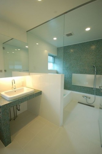 タイルと白い壁のバスルーム＆洗面所