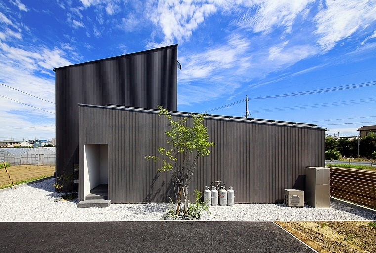 樹木の植えられた庭のある平屋