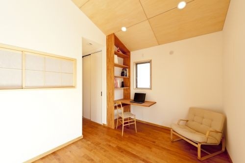 木製の本棚と机のある個室