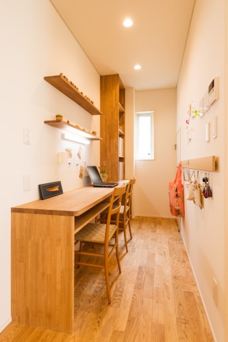 キッチンの脇の木製の机のある個室